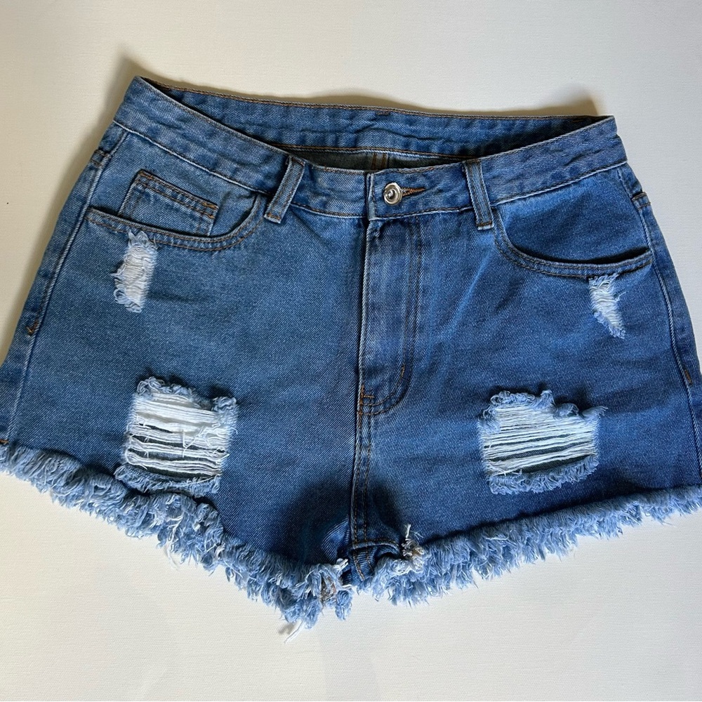 NWOT 𝐒𝐇𝐄𝐈𝐍 • fringe cut distressed shorts